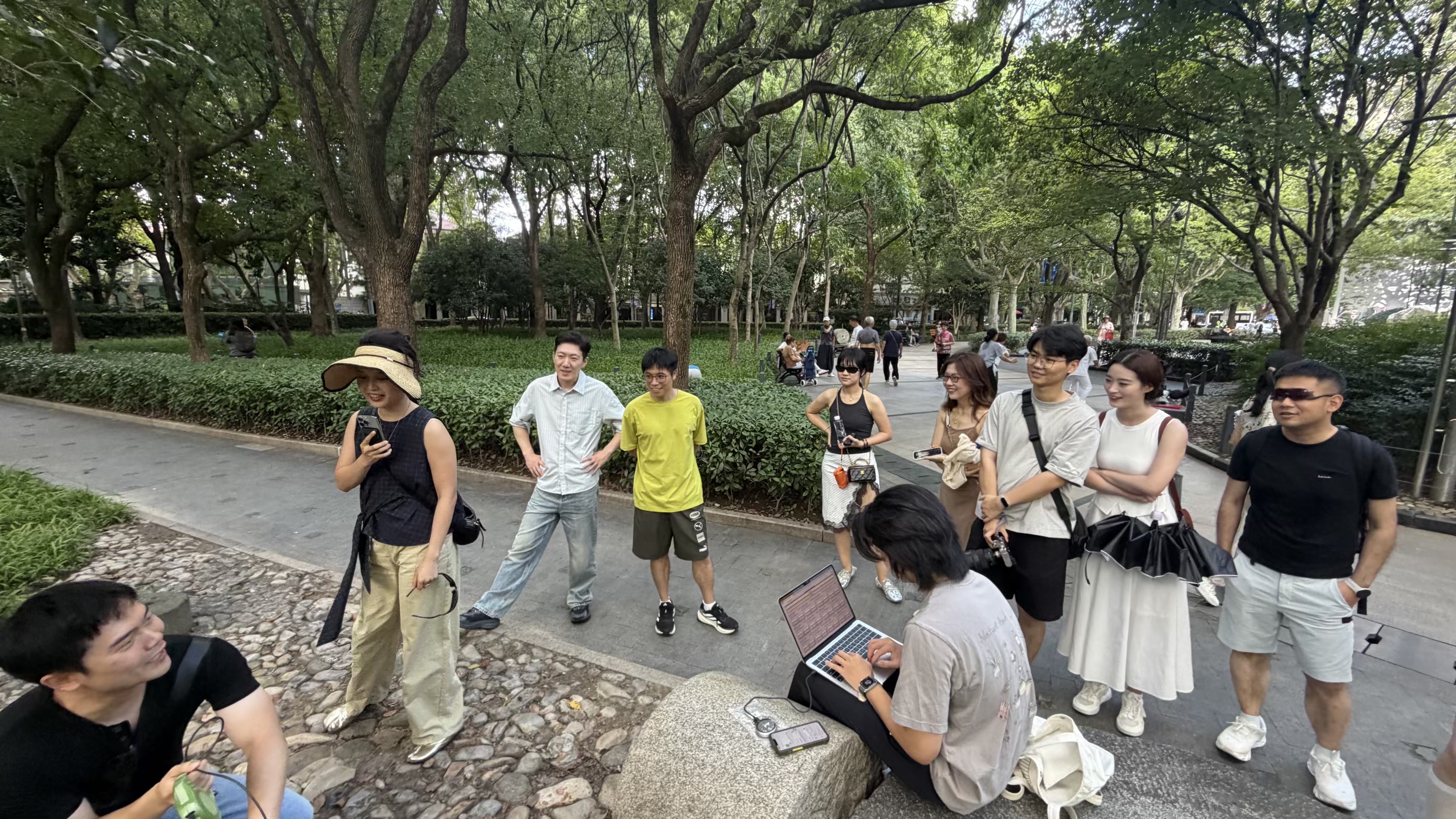 真实 Citywalk 现场,参与者在徐家汇公园围成一圈体验回声