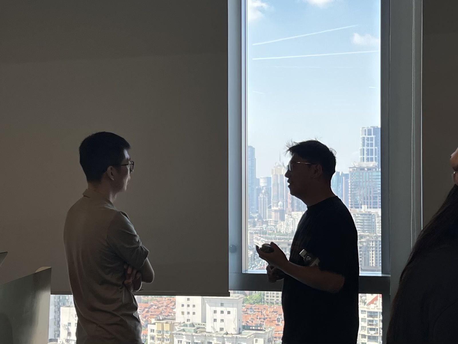 两位参与者在室内面对面交流